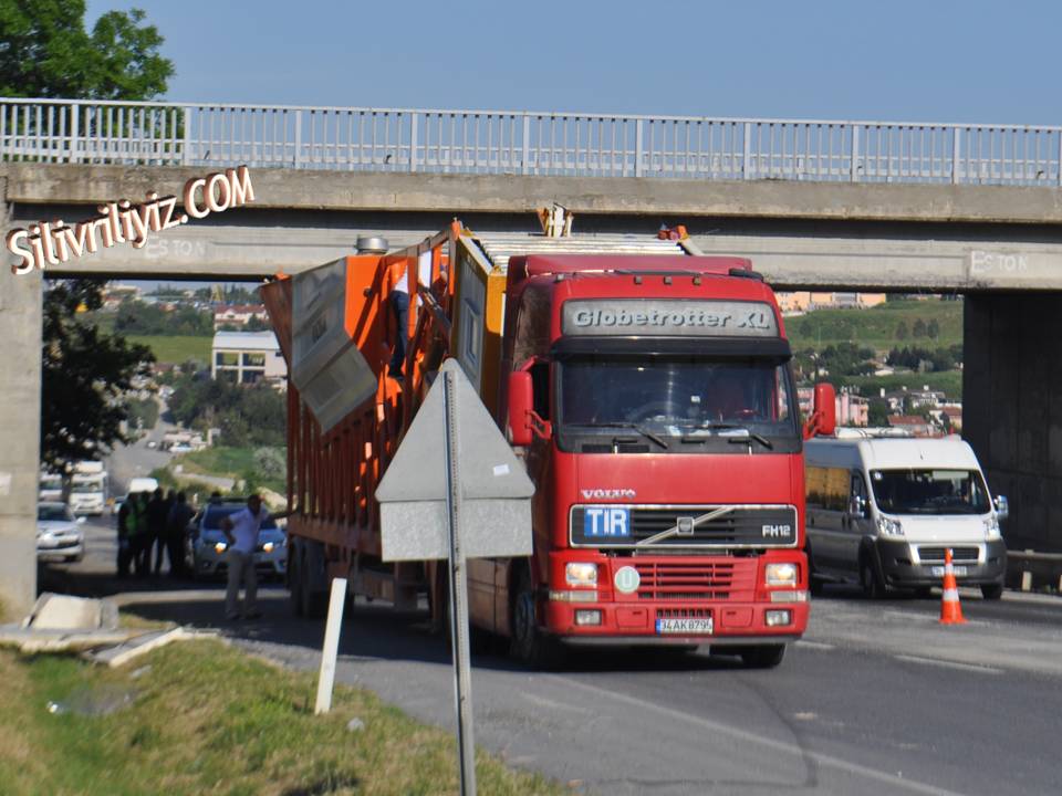 Kavaklı Köprüsü Altında TIR Kazası Ucuz Atlatıldı...